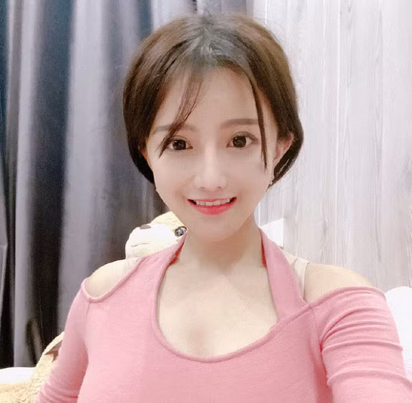 Guazha là một nữ streamer LMHT nổi tiếng của Trung Quốc trên nền tảng livestream Huya. Kỹ năng chơi game thuộc dạng không quá xuất sắc nhưng Guazha thường xuyên trở thành đề tài bàn tán của cộng đồng game thủ bởi nhiều nguyên nhân.