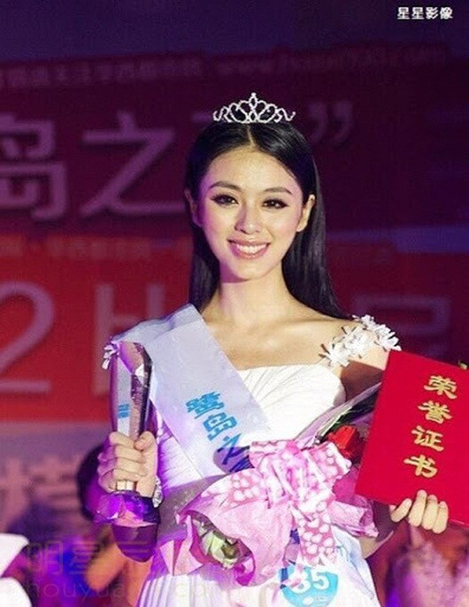 Sở hữu vòng một lên tới 96cm, Trương Kỳ Cách từng đoạt vương miện cuộc thi Hoa hậu Du lịch thế giới khu vực Tây Nam ở Trung Quốc 2012 và Hoa hậu đại sứ du lịch phía Tây Trung Quốc lần thứ 5.