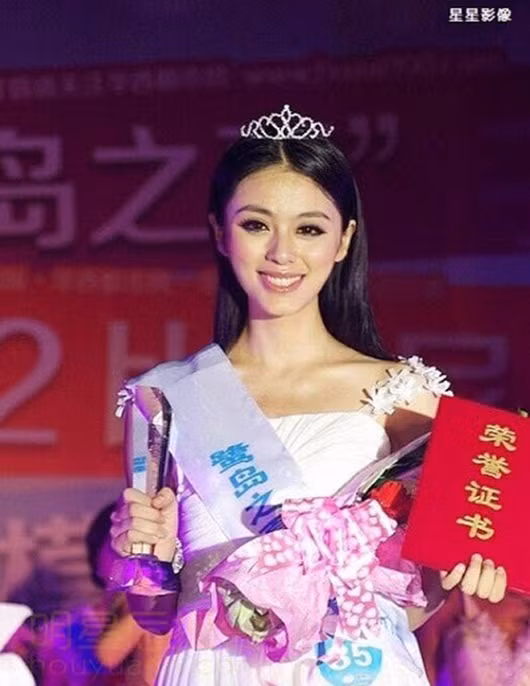 Sở hữu vòng một lên tới 96cm, Trương Kỳ Cách từng đoạt vương miện cuộc thi Hoa hậu Du lịch thế giới khu vực Tây Nam ở Trung Quốc 2012 và Hoa hậu đại sứ du lịch phía Tây Trung Quốc lần thứ 5.