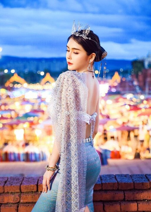 Vì theo đuổi công việc streamer - nghề hot "hái ra tiền" ở Trung Quốc hiện nay, Trương Kỳ Cách cũng bị cuốn vào cách ăn mặc phóng khoáng khoe lợi thế hình thể theo đặc trưng của nghề.