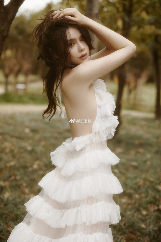 Trương Kỳ Cách hay còn gọi là Thất Ca (sinh năm 1993) là người mẫu, n nữ streamer nổi tiếng tại Trung Quốc.