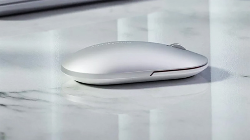 Mi Elegant Mouse Metallic Edition, phần kim loại được sử dụng trên con chuột mới giúp làm tăng đồ bền theo thời gian, bề mặt phía trên con chuột là bề mặt nhám khá giống với các mẫu pin dự phòng của Xiaomi.