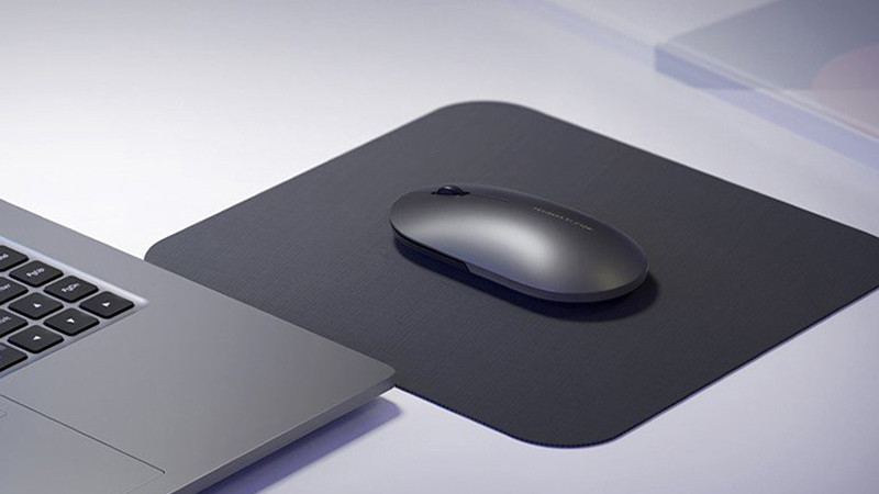 Con chuột không dây mới của Xiaomi được hoàn thiện hoàn toàn từ kim loại cho cảm giác khá sang trọng và nhã nhặn khi đặt trên bàn làm việc.
