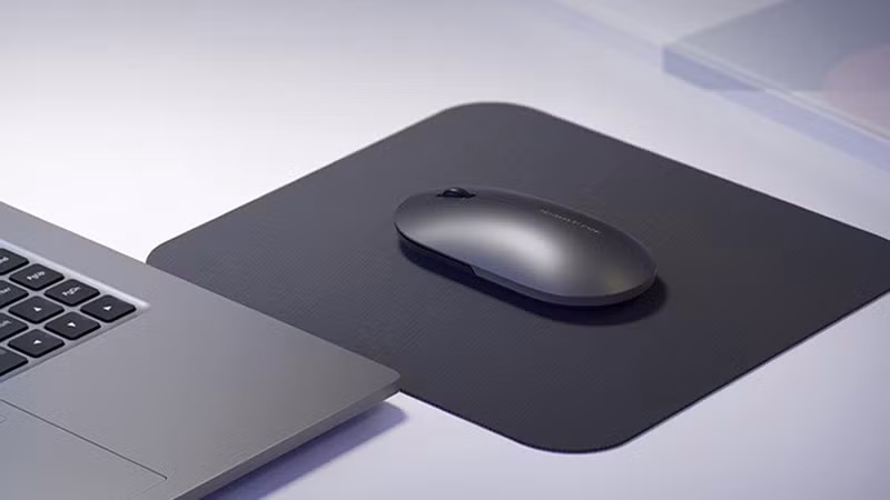 Con chuột không dây mới của Xiaomi được hoàn thiện hoàn toàn từ kim loại cho cảm giác khá sang trọng và nhã nhặn khi đặt trên bàn làm việc.