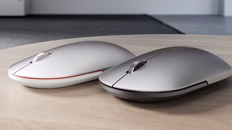 Phiên bản mới được làm lại cong hơn và dẹt hơn giống con chuột Mi Portable Mouse ra mắt từ 2016.