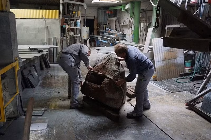 Ổ đĩa USB này chứa rất nhiều hướng dẫn sinh tồn dưới dạng PDF khá thú vị và lạ lùng, ví dụ như “Hướng dẫn chia tay”, “Hướng dẫn đối phó với máy bay điều khiển từ xa”, “Hướng dẫn sinh tồn cho phụ nữ độc thân ngổ ngáo”...