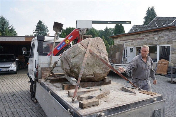 Nhưng thực chất, khối đá nặng 1.5 tấn lại là tác phẩm nghệ thuật mang tên "Keepalive" của nghệ sỹ người Đức Aram Bartholl.