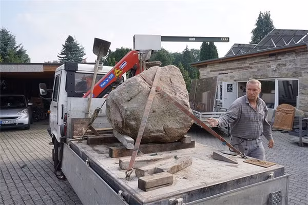 Nhưng thực chất, khối đá nặng 1.5 tấn lại là tác phẩm nghệ thuật mang tên "Keepalive" của nghệ sỹ người Đức Aram Bartholl.