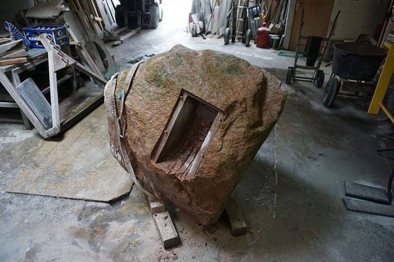 Bartholl nói với báo chí: “Nó không phải là để phục vụ cho việc truy cập mạng thuận tiện, mà nó liên quan đến ý tưởng hậu tận thế, kiểu như, có một người nào đó tìm thấy thứ này 100 năm sau – giả sử nó vẫn hoạt động và người ta khám phá ra rằng phải tạo ra lửa thì mới sử dụng được, hoặc nhỡ đâu có một lúc nào đó chúng ta phải nhóm lửa như thời xưa mới có thể truy cập thông tin được thì sao?”.