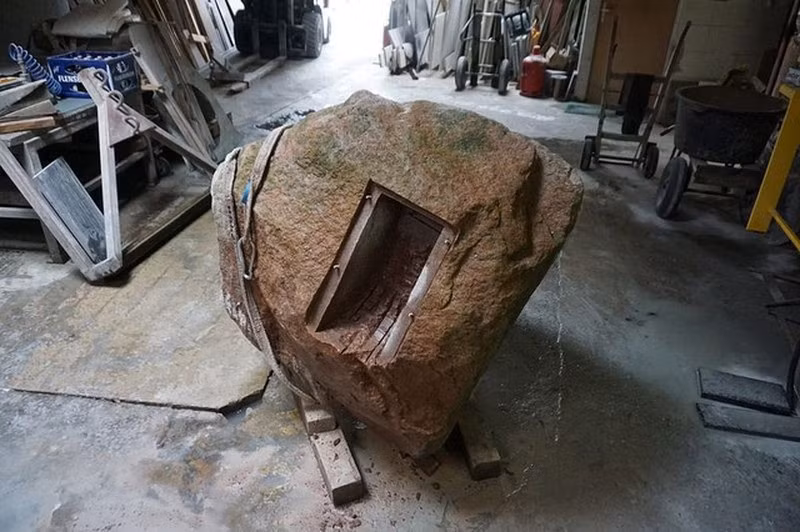 Bartholl nói với báo chí: “Nó không phải là để phục vụ cho việc truy cập mạng thuận tiện, mà nó liên quan đến ý tưởng hậu tận thế, kiểu như, có một người nào đó tìm thấy thứ này 100 năm sau – giả sử nó vẫn hoạt động và người ta khám phá ra rằng phải tạo ra lửa thì mới sử dụng được, hoặc nhỡ đâu có một lúc nào đó chúng ta phải nhóm lửa như thời xưa mới có thể truy cập thông tin được thì sao?”.