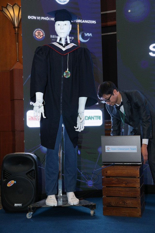 Trí Nhân cũng có thể điều khiển được các thiết bị thông minh trong nhà hoặc ngoài trời, chỉ đạo được các robot cấp thấp (gọi là minion) như robot hút bụi, drone thông qua nền tảng Close Companion.