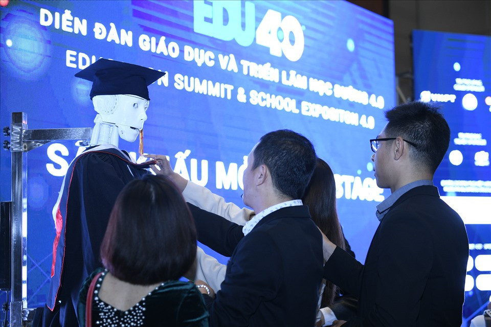 Nhà phát triển cho biết robot này cũng có tính năng nhận biết khuôn mặt, đo nhịp tim người đối diện. So với nhiều robot trên thế giới, sản phẩm được thiết kế tại Việt Nam này chưa thể tự bước đi, giơ tay hay có biểu cảm trên khuôn mặt. Tuy nhiên, AI của Trí Nhân được giới thiệu là vượt trội hơn so với Sophia - công dân robot đầu tiên trên thế giới.