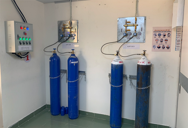 Được thiết kế kín là thế không có nghĩa bên trong căn phòng cách ly này ngột ngạt và bí bích. Không khí bù vào phòng áp lực âm là dòng không khí sạch tự nhiên, được lấy từ các cửa hút.