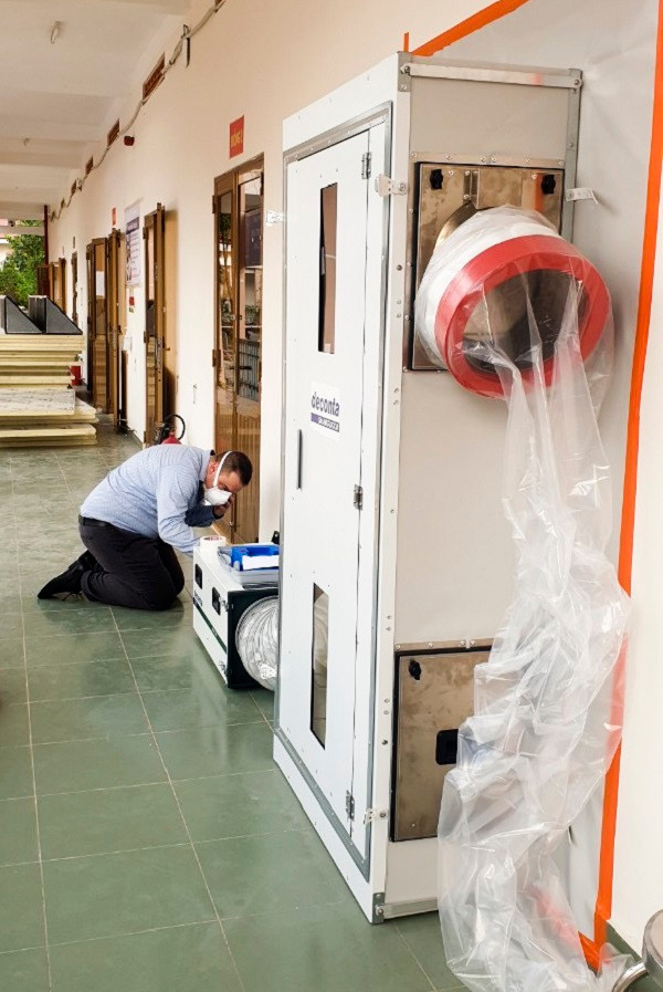 Các cửa hút gió và bù khí được bố trí khoa học, thường được đặt ở đầu giường bệnh. Điều này đảm bảo ngay cả khi các bác sĩ đến tận giường bệnh thăm khám, hơi thở của bệnh nhân cũng khó chạm được tới.