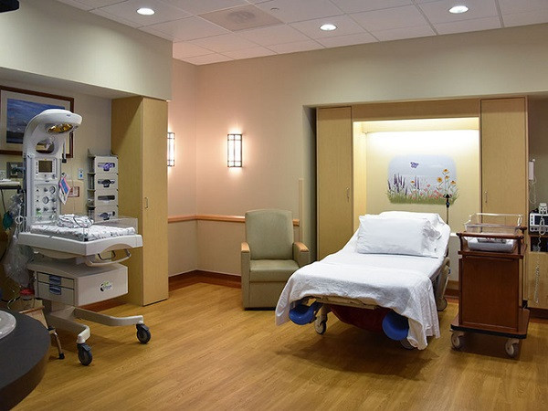 Gần đây, nhiều nghệ sĩ Việt chung tay quyên góp, tài trợ chi phí để thiết lập những phòng điều trị cách ly áp lực âm, hỗ trợ cho công tác phòng chống và điều trị Covid-19. Được biết mỗi phòng cách ly này trung bình được đầu tư tới 25.000 Euro (tương đương 650 triệu đồng), đã bao gồm các thiết bị máy móc phụ kiện.