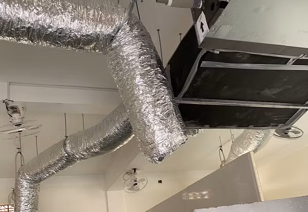 Ngoài ra, phòng cách ly áp lực âm được trang bị hệ thống lọc không khí hiệu quả cao HEPA (High-efficiency particulate air), bắt được cả các hạt nhỏ hơn kích thước khe hở nhờ lợi dụng cơ chế khuếch tán và hút tĩnh điện. Thiết kế này giúp giảm khả năng lây lan của virus, dập tắt hiện tượng lây nhiễm chéo qua dòng không khí giữa các bệnh nhân.