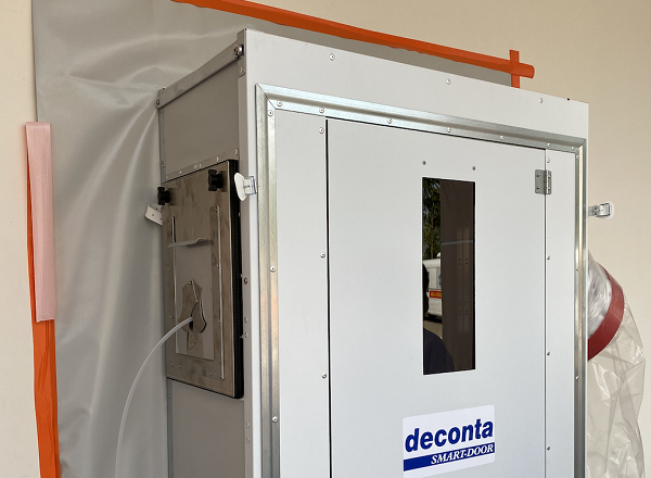 Ngay cả khi luồng không khí có vô tình mang theo các giọt bắn chứa mầm bệnh virus corona, cũng sẽ được giữ lại trên các màng lọc của hệ thống HEPA. Sau đó chúng tự diệt hoặc bị giết chết khi bộ lọc được các nhân viên kỹ thuật bệnh viện khử trùng và thay mới.