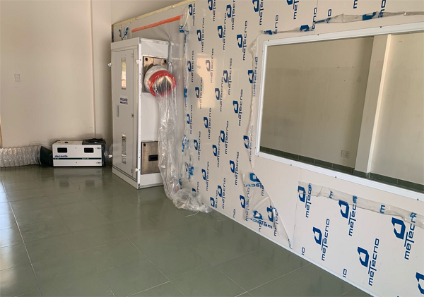 Cũng chính vì thiết kế và thiết bị, máy móc được trang bị hiện đại, an toàn đến vậy mà những căn phòng này lý tưởng để điều trị bệnh nhân nhiễm Covid-19. Khi cách ly trong đó, các giọt bắn chứa virus của bệnh nhân Covid-19 sẽ không thể nào lội ngược dòng không khí để thoát ra bên ngoài.