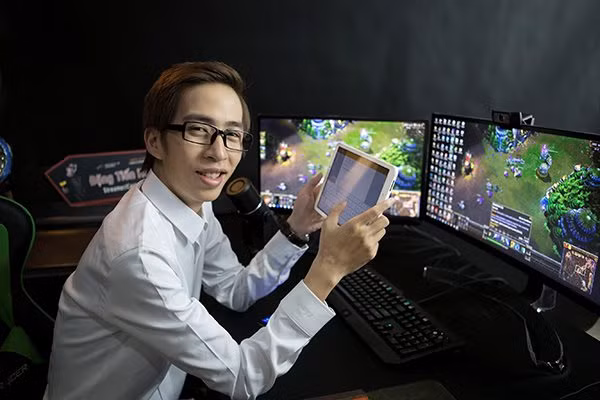 Nhiều năm liền, ViruSs chưa bao giờ rời khỏi top những học viên xuất sắc nhất suốt 7 năm theo học tại Nhạc viện. 15 tuổi, ViruSs đã bắt đầu hành trình du học đi từ Singapore rồi đến các nước như Hàn, Nhật rồi Anh, Mỹ và cả Brazil, Chile, Peru...