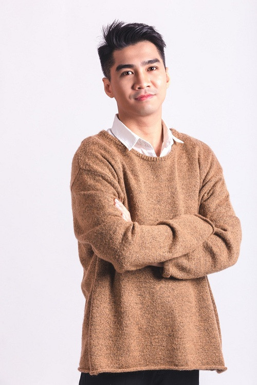 Trong một chia sẻ, PewPew cho biết, anh đi du học sau khi hoàn thành tốt nghiệp lớp 9, tuy nhiên cuộc sống xa xứ khiến anh cảm thấy cô đơn và dần lún sâu vào game. Cũng bắt đầu từ đây mà PewPew có đam mê và nuôi dưỡng ước mơ về game.