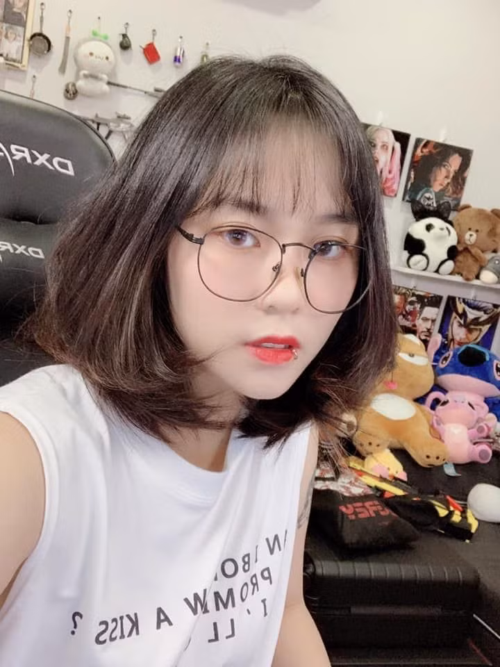 Đây cũng là nữ streamer đầu tiên đạt 100.000 lượt theo dõi trên kênh YouTube riêng.