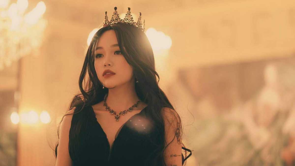 Từ khoảng năm 2002 khi mới học lớp 3 thì cô nàng này đã chơi game Half Life. Chơi game đến cấp 3 thì lại bỏ để tập trung học hành, đỗ Đại học rồi cô mới chơi game lại và trở thành một streamer.