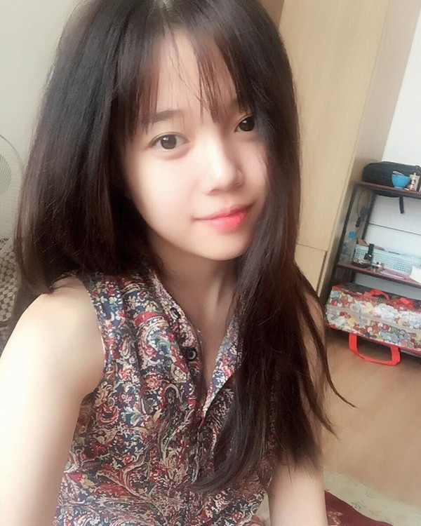 Không ít người thậm chí còn vote Linh Ngọc Đàm không make up còn xinh hơn ở tấm này nhờ lớp "filter" ánh sáng tự nhiên.