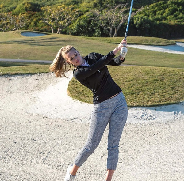 Mỹ nhân 9x được xem như "thỏi nam châm" thu hút mọi ánh nhìn mỗi khi xuất hiện trên sân cỏ bởi phong cách ăn mặc gợi cảm. Khi thì quần ngắn áo bó sexy, khi lại quần dài đầy năng động,...nhưng lúc nào cũng cuốn hút.