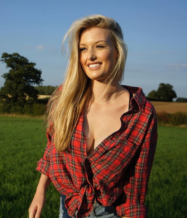 Không chỉ được biết đến với khả năng chơi golf, Bella sở hữu "vũ khí lợi hại" là khuôn mặt xinh đẹp sắc sảo cùng thân hình ba vòng chuẩn như siêu mẫu.