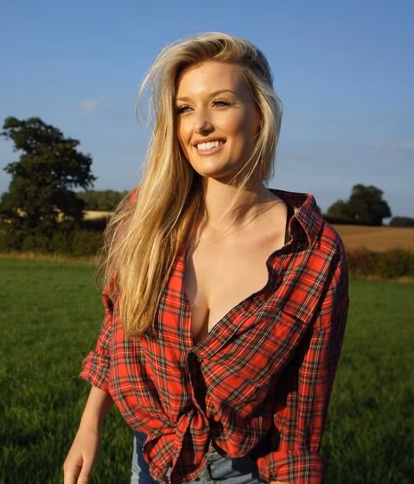 Không chỉ được biết đến với khả năng chơi golf, Bella sở hữu "vũ khí lợi hại" là khuôn mặt xinh đẹp sắc sảo cùng thân hình ba vòng chuẩn như siêu mẫu.