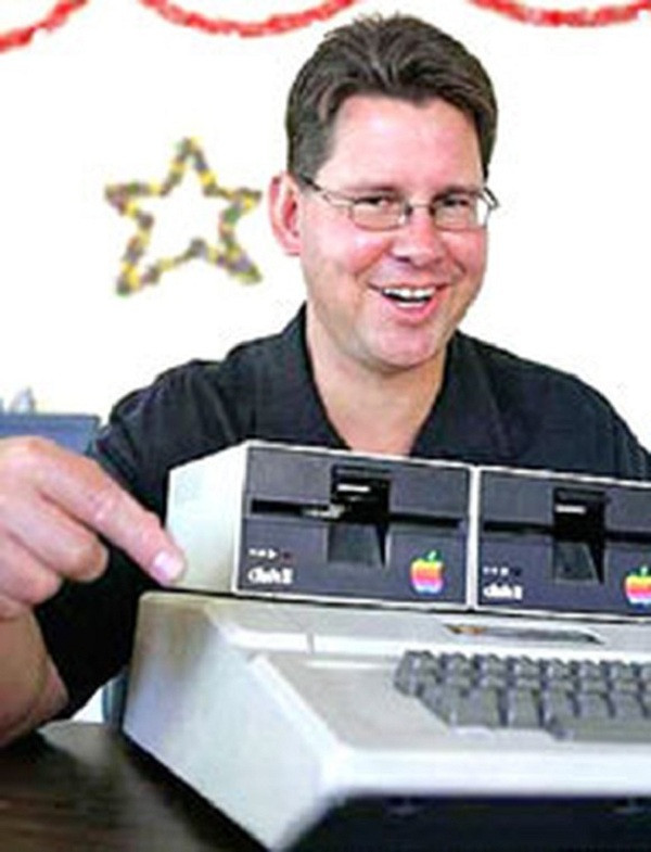 Năm 1982, Skrenta tạo ra 1 loại virus có tên Elk Kloner mà theo ông thì đây là virus đầu tiên trên máy tính của Apple, có thể lây lan qua đĩa mềm, vào thời kì mà máy tính chưa có ổ cứng.