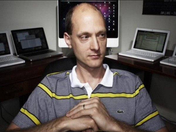 Chiếc iPhone đầu tiên bị hack vào tháng 7/2007 bởi Charlie Miller, chỉ 1 tháng sau khi xuất hiện. Theo cảnh báo từ hacker này thì iPhone đã bị khai thác lỗi bảo mật trên trình duyệt Safari và hacker có thể chiếm quyền điều khiển thiết bị để gửi email, lướt web, thậm chí là tắt micro của máy.