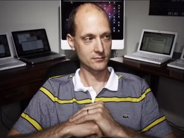 Chiếc iPhone đầu tiên bị hack vào tháng 7/2007 bởi Charlie Miller, chỉ 1 tháng sau khi xuất hiện. Theo cảnh báo từ hacker này thì iPhone đã bị khai thác lỗi bảo mật trên trình duyệt Safari và hacker có thể chiếm quyền điều khiển thiết bị để gửi email, lướt web, thậm chí là tắt micro của máy.