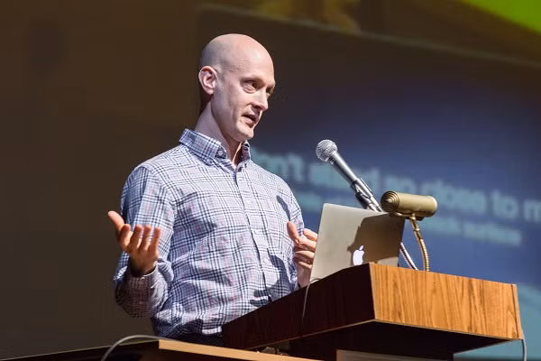 Vẫn là Charlie Miller với những vụ hack sản phẩm Apple kinh điển nhưng trong vụ "Hijack" lần này, lỗ hổng mà hacker này phát hiện còn nguy hiểm hơn những lần trước. Theo đó hacker có thể chiếm quyền điều khiển iPhone của người dùng chỉ bằng tin nhắn và dùng chính những chiếc điện thoại này để phát tán virus.