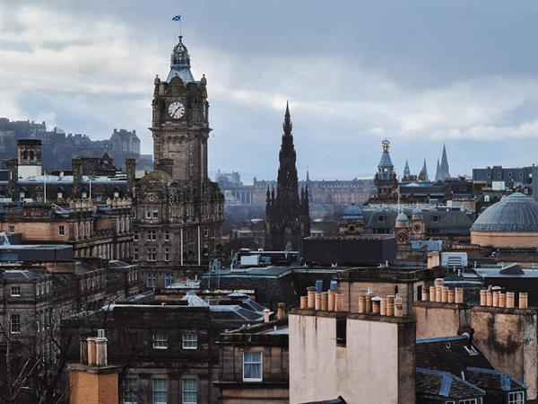 Lightroom của Adobe thậm chí trở thành tiêu chuẩn cho các nhiếp ảnh gia chuyên nghiệp. Ứng dụng mang tới khả năng kiểm soát màu sắc và hiệu ứng tương tự phiên bản dành cho máy tính, có thể đồng bộ ảnh đã hoàn thiện hay file đang chỉnh sửa lên cloud để sử dụng ở các nền tảng khác.