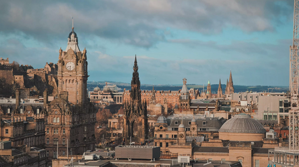 VSCO có trên cả Android và iOS, miễn phí tải về giới hạn tính năng. Với nhiều hiệu ứng màu với các cấp độ khác nhau, phù hợp từng kiểu ảnh, khung cảnh mà người dùng muốn chỉnh sửa.