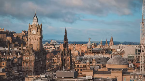 VSCO có trên cả Android và iOS, miễn phí tải về giới hạn tính năng. Với nhiều hiệu ứng màu với các cấp độ khác nhau, phù hợp từng kiểu ảnh, khung cảnh mà người dùng muốn chỉnh sửa.