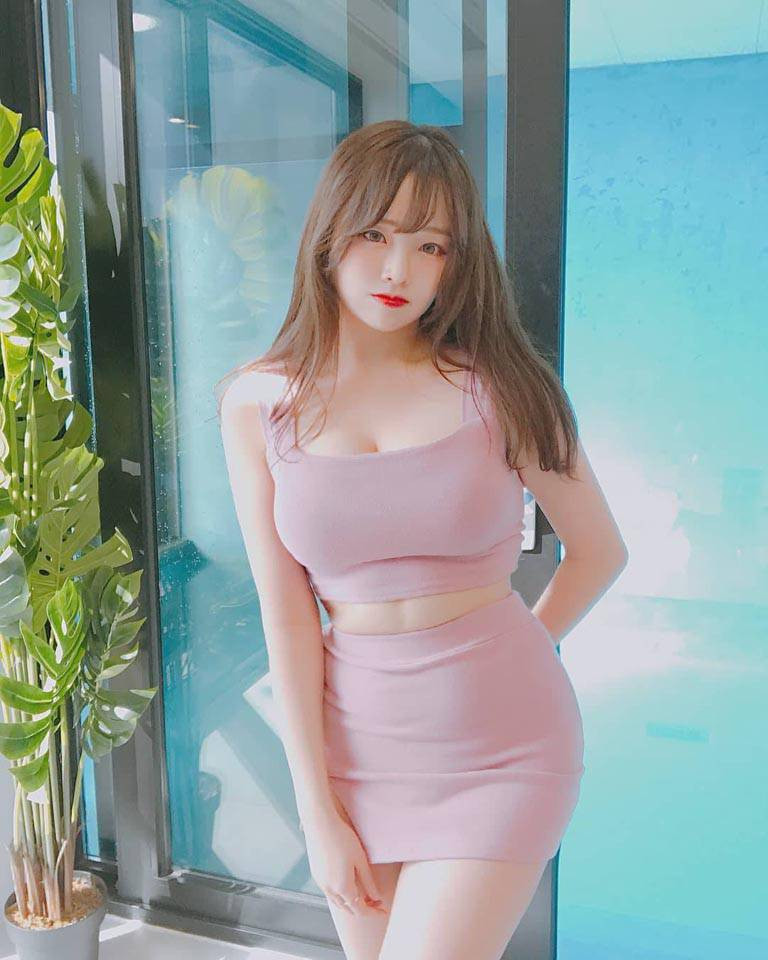 Thân hình bốc lửa cùng khả năng thực hiện vũ đạo tương đối xuất sắc khiến cô nàng khá đắt show.