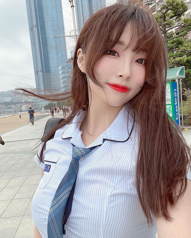 Coco là nữ streamer người Hàn mới nổi lên gần đây, cô nàng được dân tình chú ý bởi sở hữu nhan sắc vô cùng xinh đẹp và nóng bỏng.