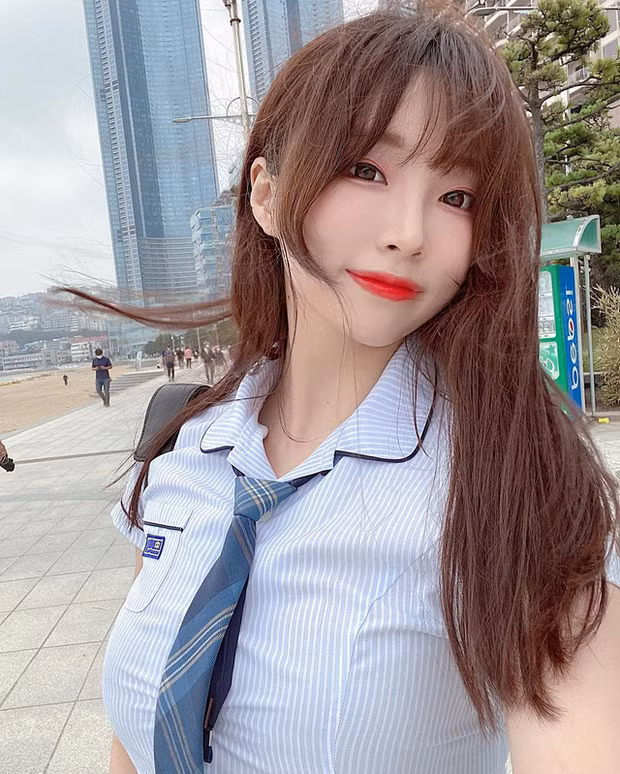 Coco là nữ streamer người Hàn mới nổi lên gần đây, cô nàng được dân tình chú ý bởi sở hữu nhan sắc vô cùng xinh đẹp và nóng bỏng.