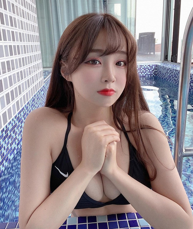 Trên trang cá nhân, nữ streamer cũng khiến không ít fan phải trầm trồ với những màn khoe nhan sắc cùng thân hình không thể gợi cảm hơn.