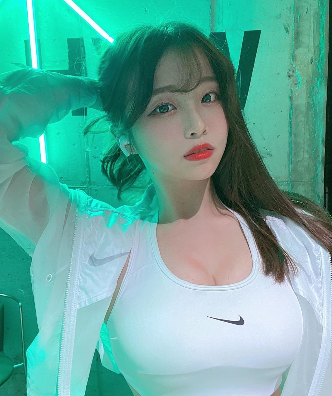 Lên sóng livestream, chẳng cần phải chơi game, mà đôi khi chỉ cần xinh đẹp, biết ca hát là Coco đã đốn tim bao người.