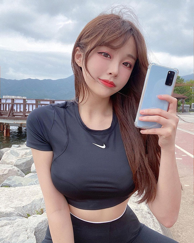 Sở hữu nhan sắc đầy ngọt ngào và dễ thương, nữ streamer xứ Hàn này đã có tuổi đời trong nghề đã ngót nghét 6 năm.