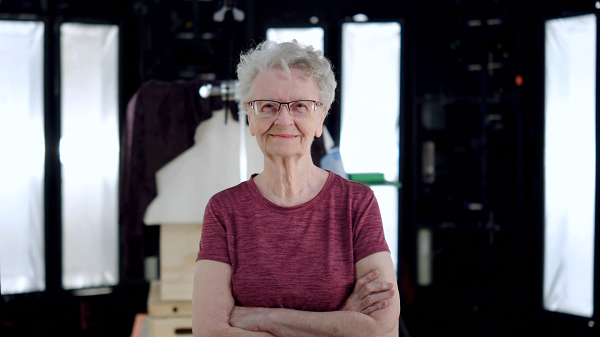 Cụ bà Shirley Curry, hay Skyrim Grandma là một trong những streamer - game thủ cao tuổi nhất thế giới. Dù năm nay đã 84 tuổi và là bà của 9 đứa cháu, cụ bà game thủ này vẫn chơi thuần thục các tựa game như Skyrim, Call of Duty hay Call of Cthuhlu,...