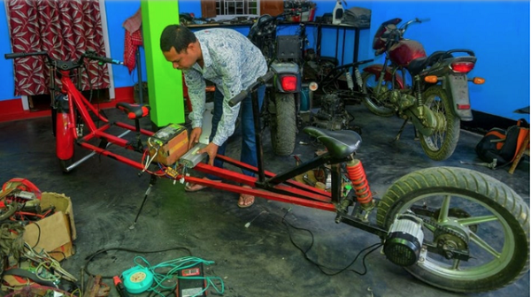 Anh Saha sáng tạo chiếc xe giãn cách xã hội ngay trong gara của mình.