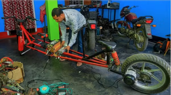 Anh Saha sáng tạo chiếc xe giãn cách xã hội ngay trong gara của mình.