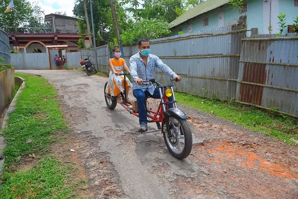 Kỹ sư Ấn Độ cùng con gái ngồi trên chiếc xe độc đáo.