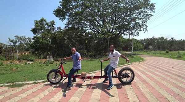 Nhờ đó, mà hai người đi cùng nhau nhưng vẫn cách nhau một khoảng an toàn 1,5 mét theo khuyến cáo của các chuyên gia y tế.