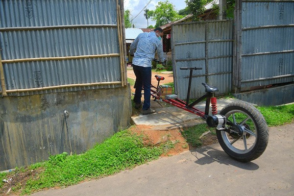 Chia sẻ với tờ The Indian Express, người sáng chế xe giãn cách xã hội cho biết, mục đích của anh khi tạo nên chiếc xe này chỉ là để đưa cô con gái 9 tuổi tới trường học khi lệnh giãn cách được hủy bỏ. Anh không muốn con gái phải chen chúc trên xe buýt đông đúc.