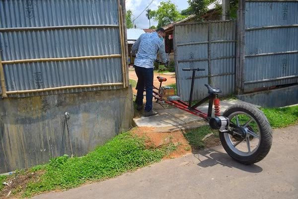 Chia sẻ với tờ The Indian Express, người sáng chế xe giãn cách xã hội cho biết, mục đích của anh khi tạo nên chiếc xe này chỉ là để đưa cô con gái 9 tuổi tới trường học khi lệnh giãn cách được hủy bỏ. Anh không muốn con gái phải chen chúc trên xe buýt đông đúc.